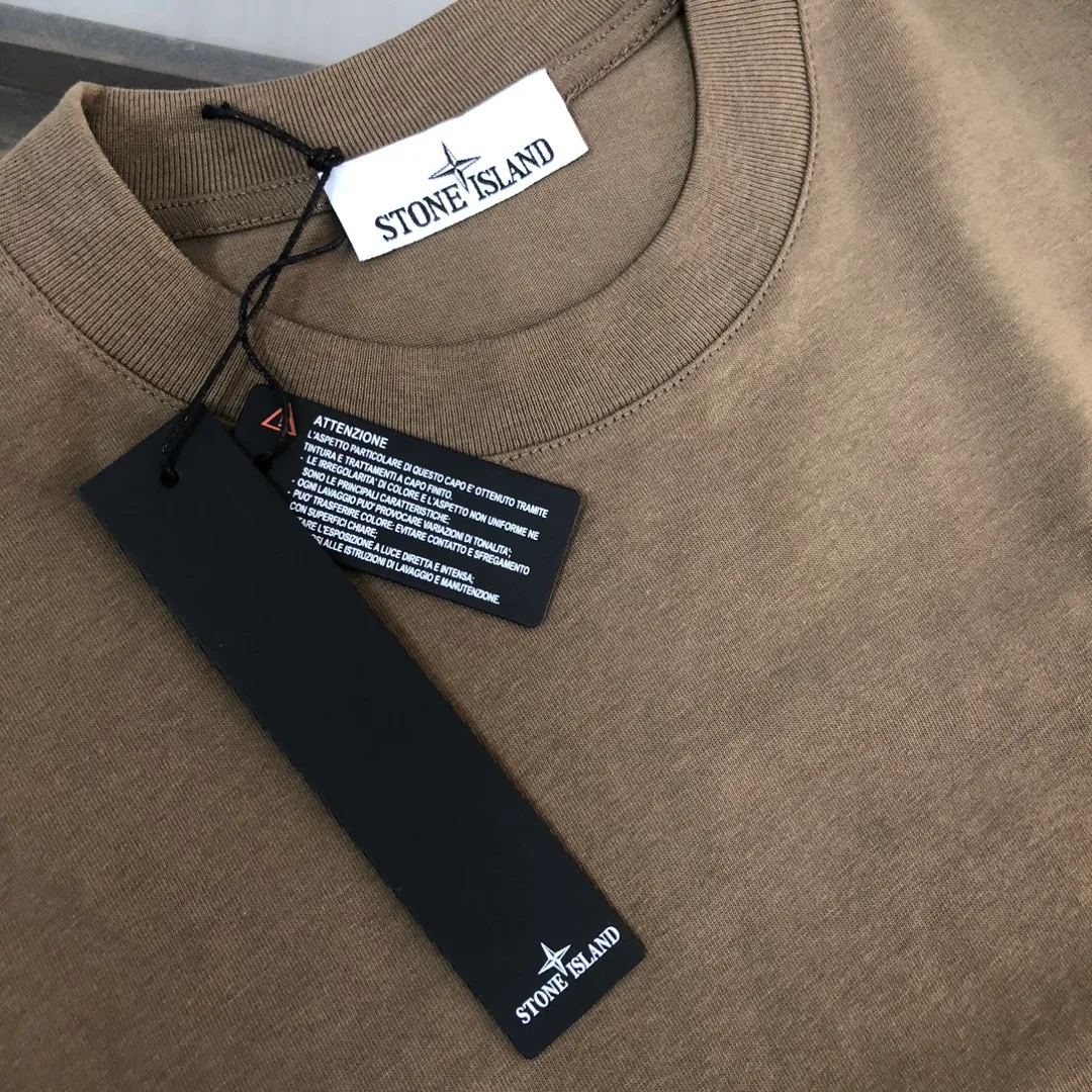 P150 A🍃Stone island 2025 spring and summer new men's and women's short-sleeved round neck T-shirt, with a unique and high-end style, embellished with the iconic compass logo! Customized pure cotton fabric! A simple and high-end fashion item, a fashionable product with very high-end charm and a must-have item for fashion trends! All three standards are complete! ! Color: black, white, dark gray, coffee Size: S M L XL (loose fit, please state your height and weight when placing an order)